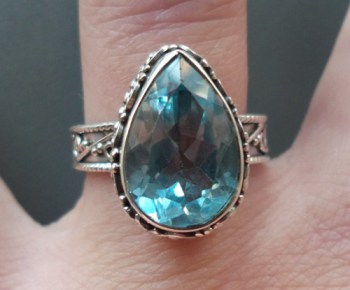 Zilveren ring druppelvorm blauw Topaas bewerkte setting 17.3 mm